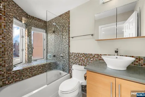 $718,000 | 312 Franklin Court, Edgewater, NJ 07020