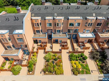 $718,000 | 312 Franklin Court, Edgewater, NJ 07020