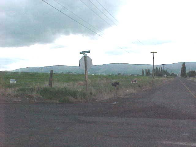 Nna Nna Beane Rd/postma Moxee, WA 98936 - Photo 4 of 7 a view of a road with a yard
