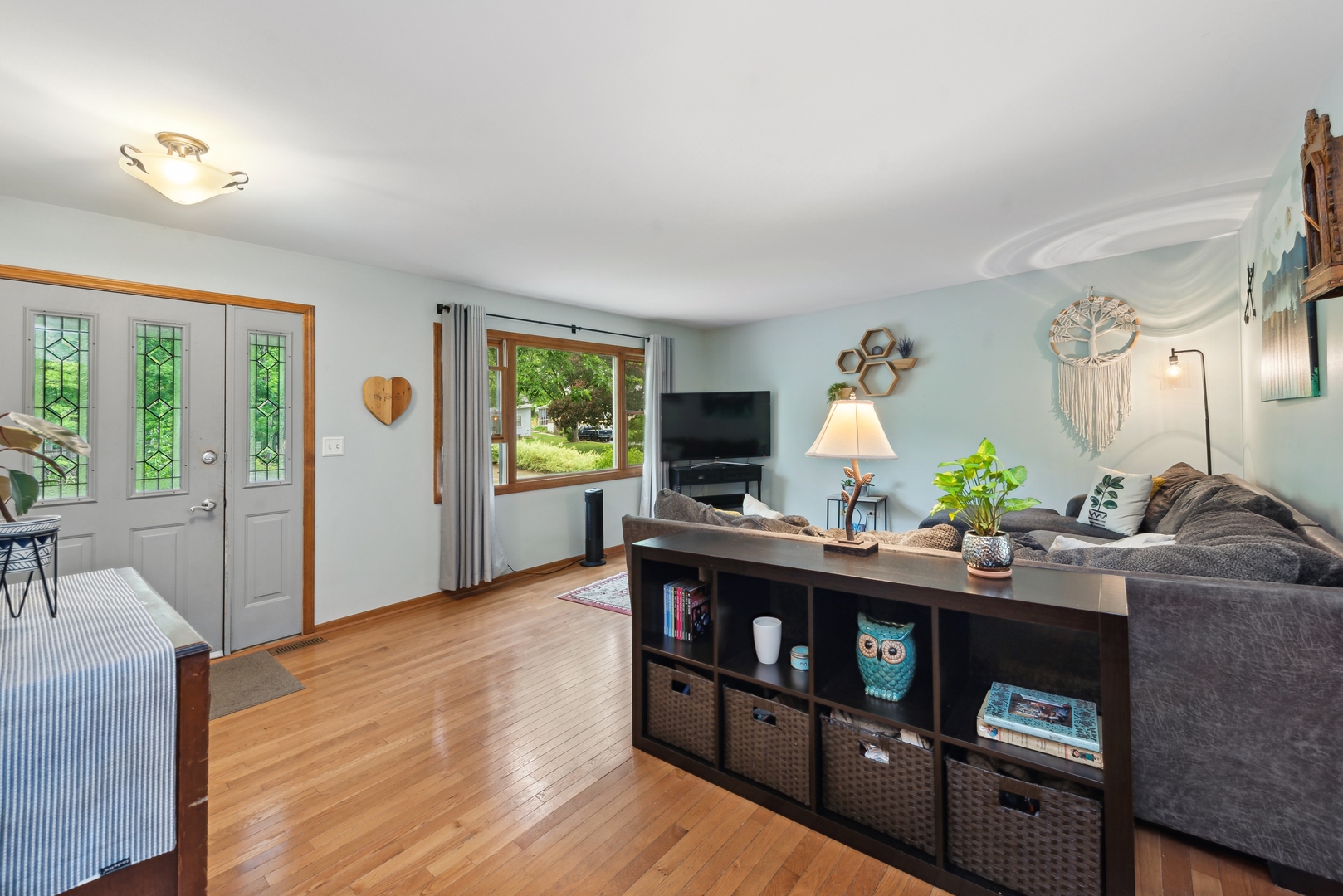 908 Pershing Drive Wauconda, IL 60084 - Photo 4 of 38 a living room with furniture and a flat screen tv