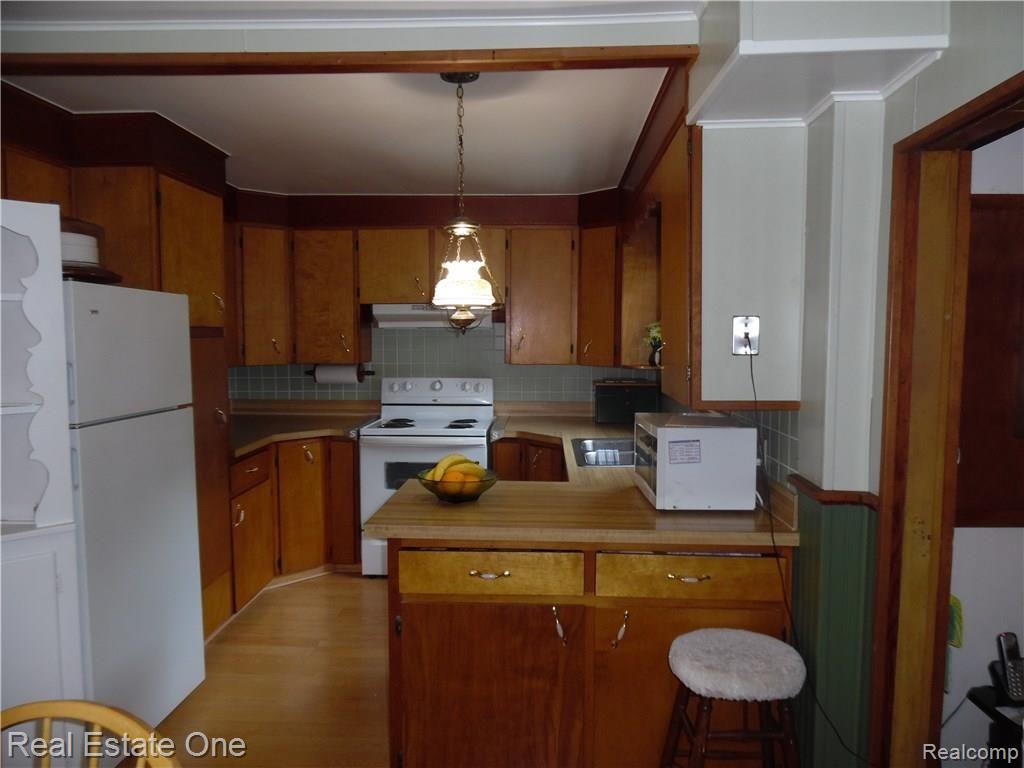 20372 Gibraltar Road Trenton, MI 48183 - Photo 9 of 20 262.JPG