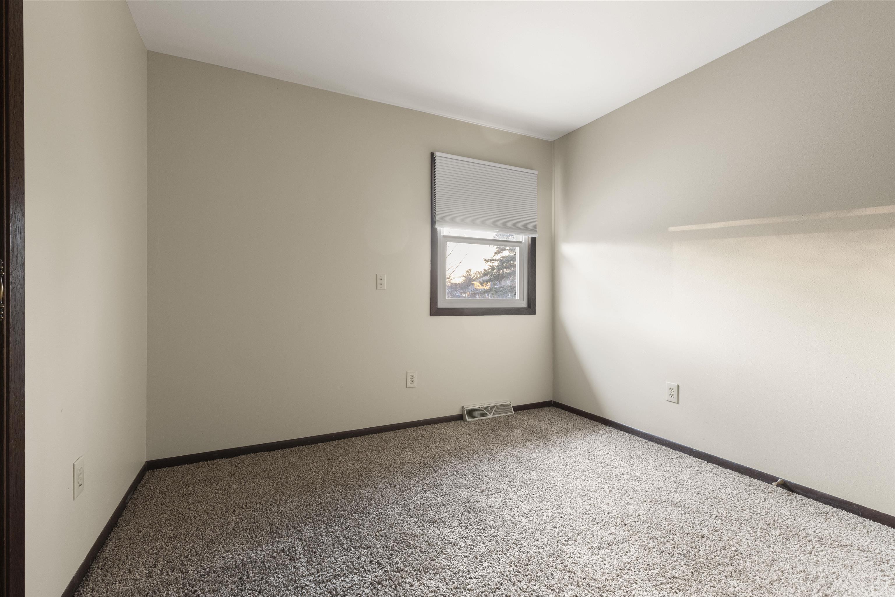 464 Valley Forge Trail Rockton, IL 61072 - Photo 13 of 24 an empty room with a bench