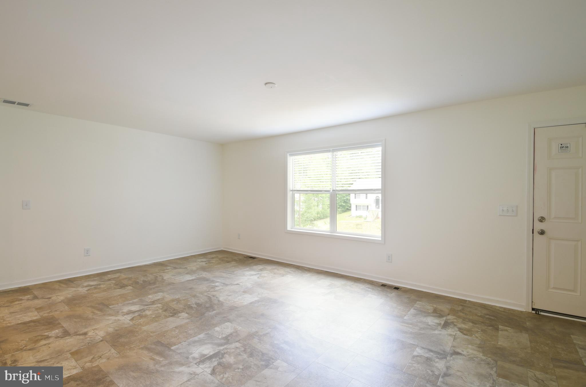 26269 Hill Road Ruther Glen, VA 22546 - Photo 4 of 27 Living Room / Front Door Entry View