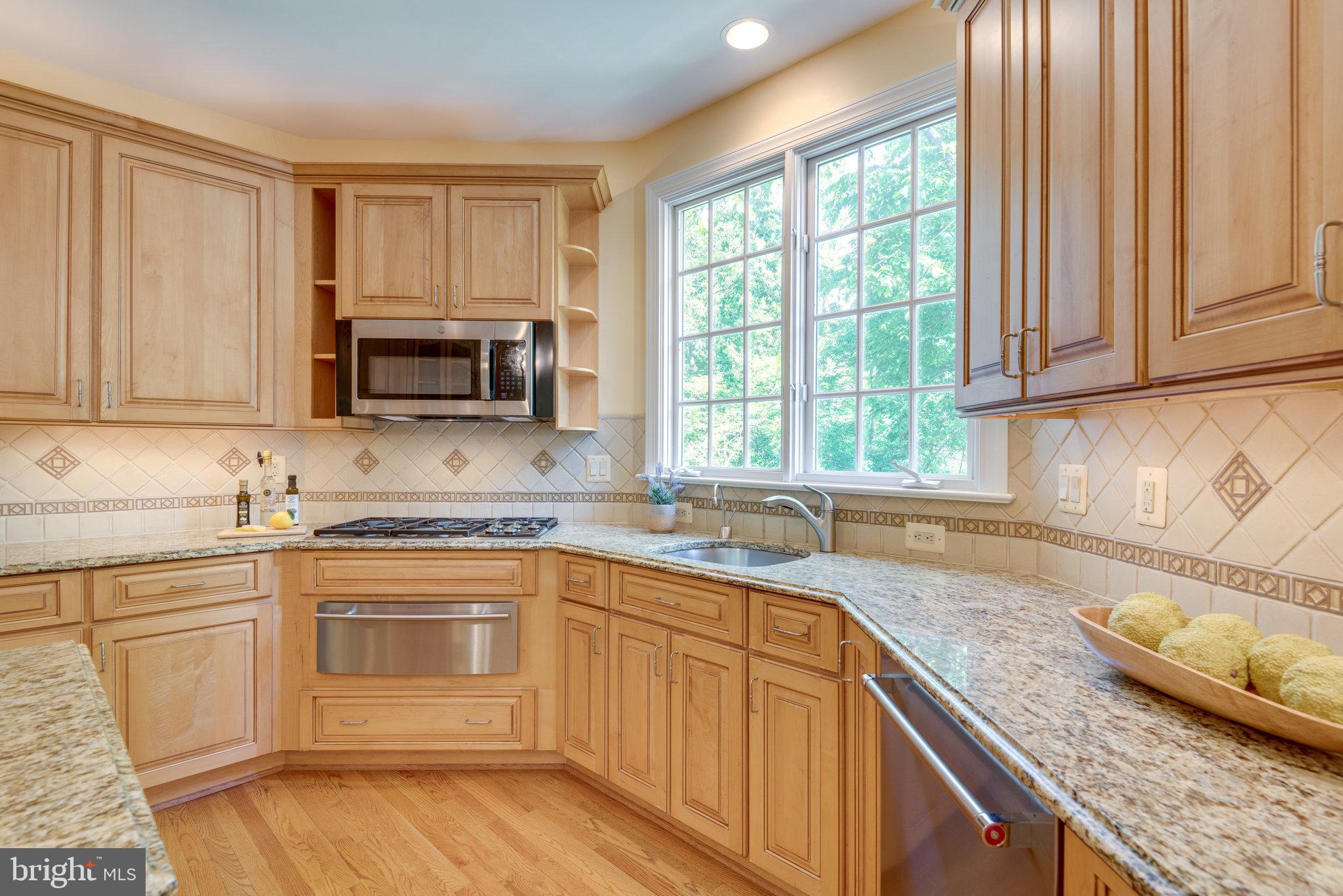12104 North Walnut Branch Road Reston, VA 20194 - Photo 18 of 70 Attractive granite and SS appliances