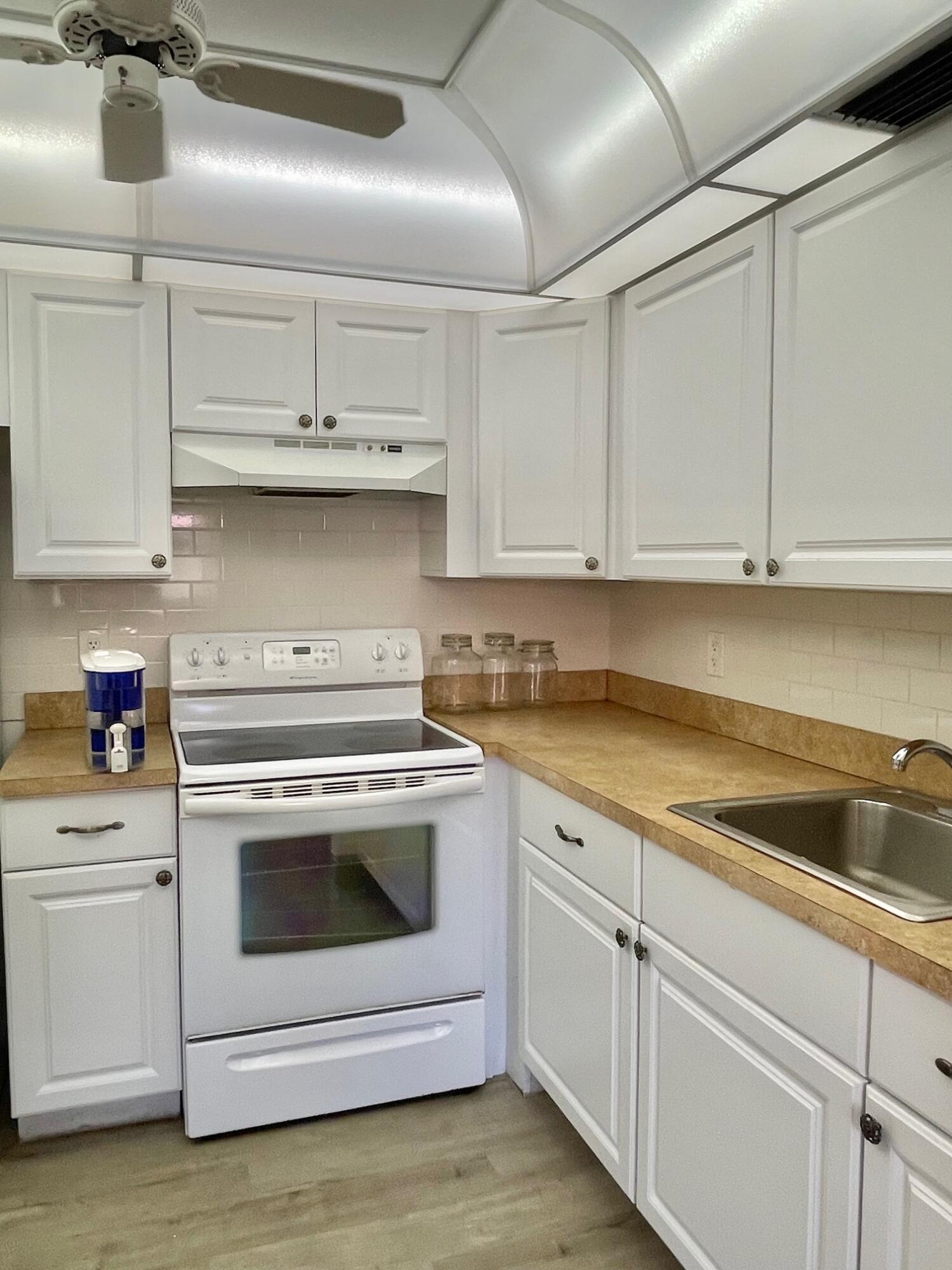 654 Saxony Place Delray Beach, FL 33446 - Photo 3 of 10 IMG_6067