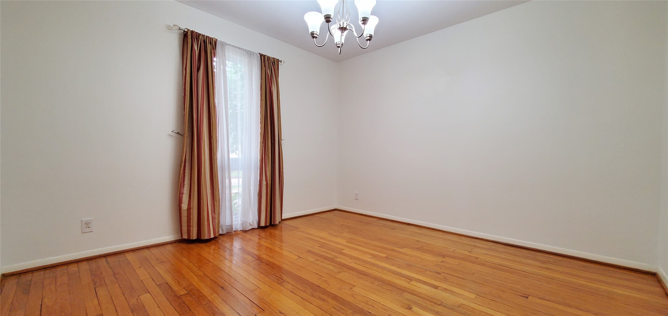 5630 Edith Street Houston, TX 77081 - Photo 12 of 30 Formal dining room next to the kitchen