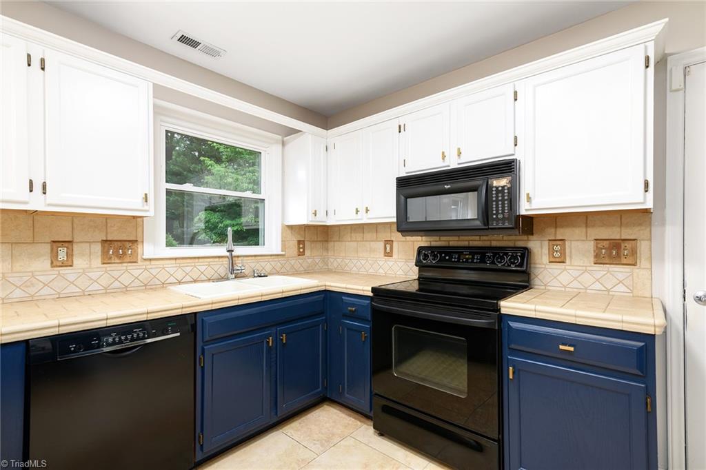 7435 Trotter Road Charlotte, NC 28216 - Photo 12 of 36 Kitchen