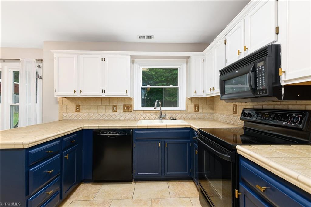 7435 Trotter Road Charlotte, NC 28216 - Photo 14 of 36 Kitchen