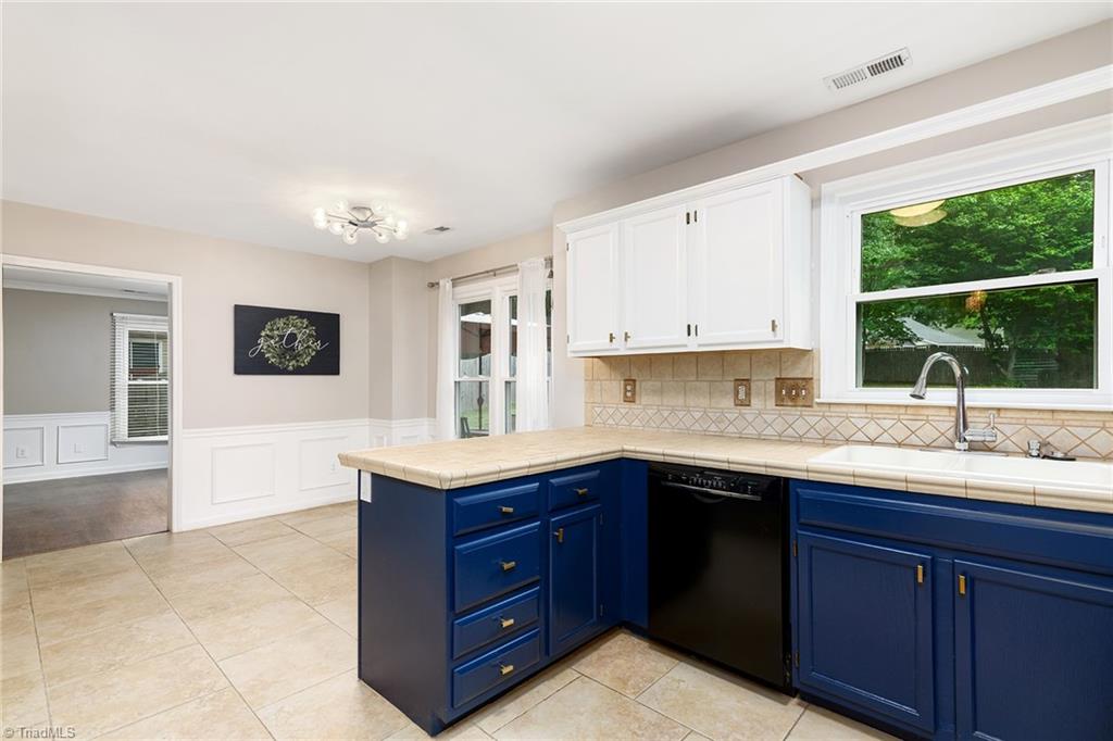 7435 Trotter Road Charlotte, NC 28216 - Photo 15 of 36 Kitchen