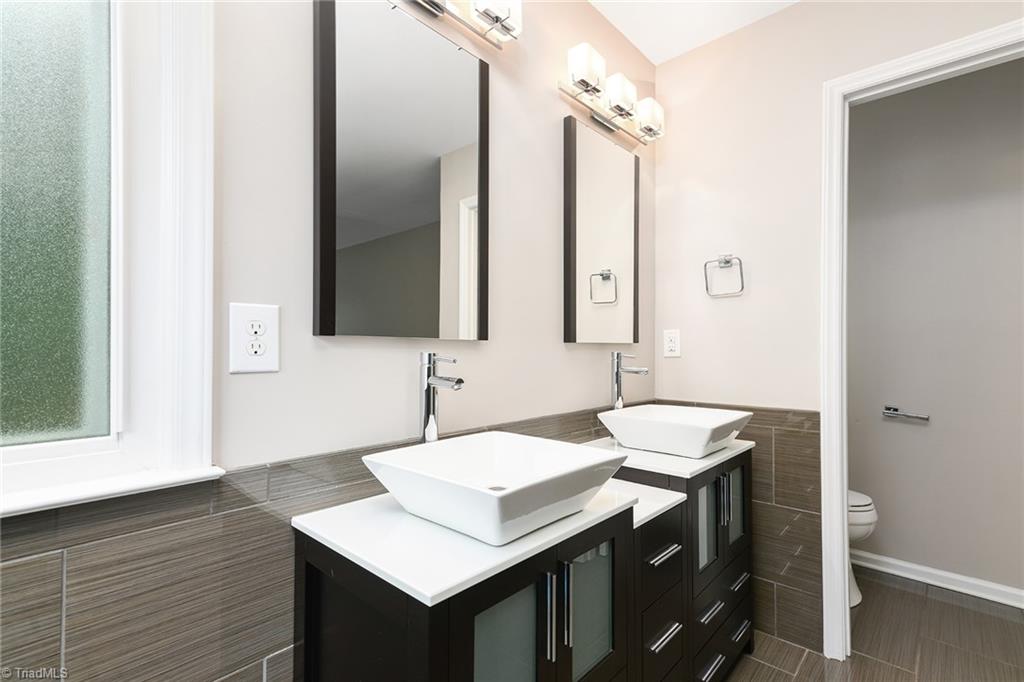 7435 Trotter Road Charlotte, NC 28216 - Photo 22 of 36 Primary Bathroom