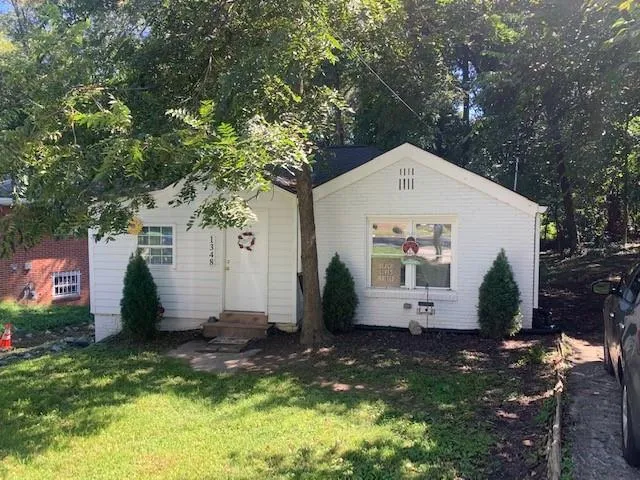 a view of back yard of the house