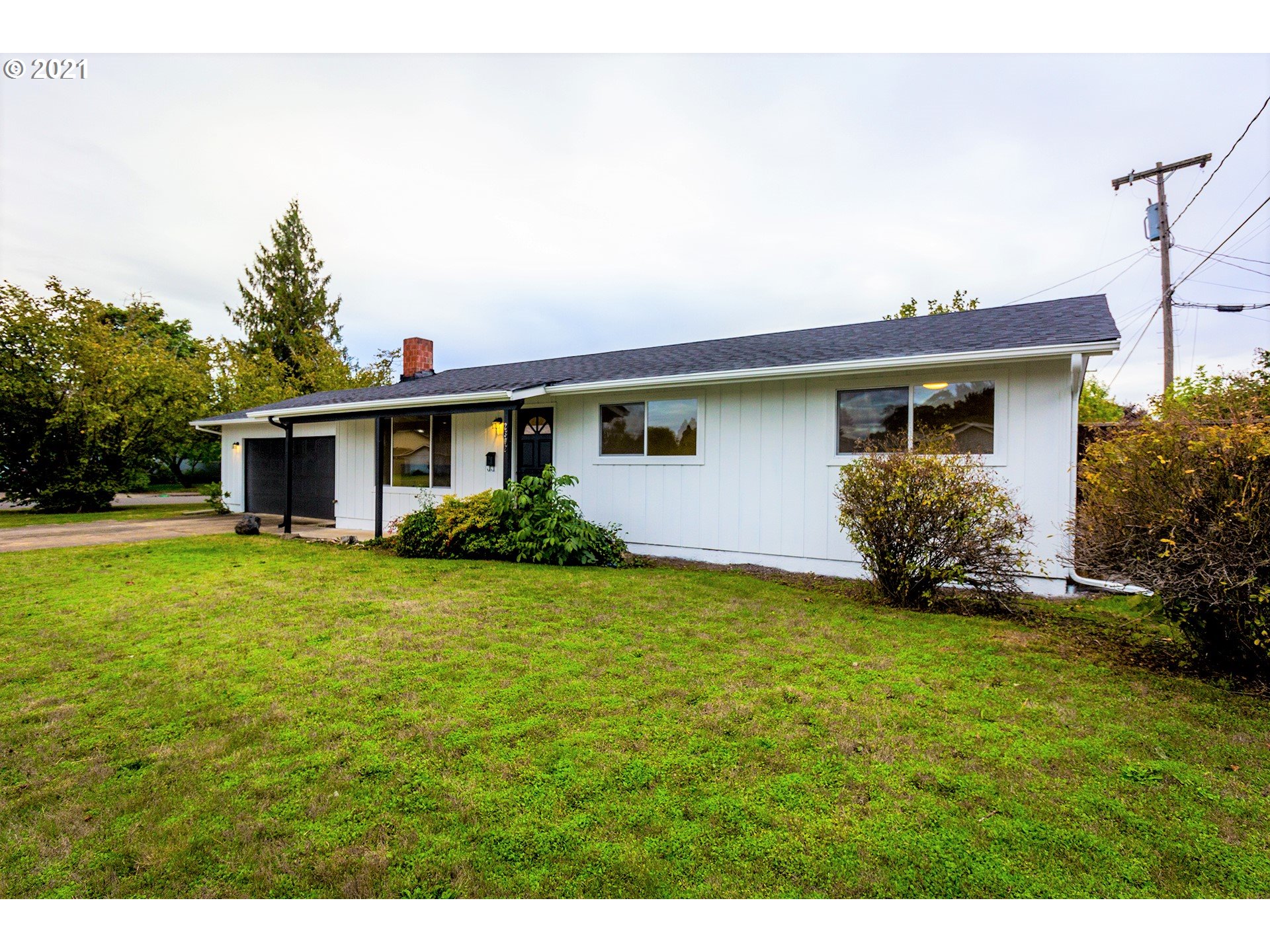 2302 Grovedale Drive Springfield, OR 97477 - Photo 2 of 29 a front view of house with yard and green space