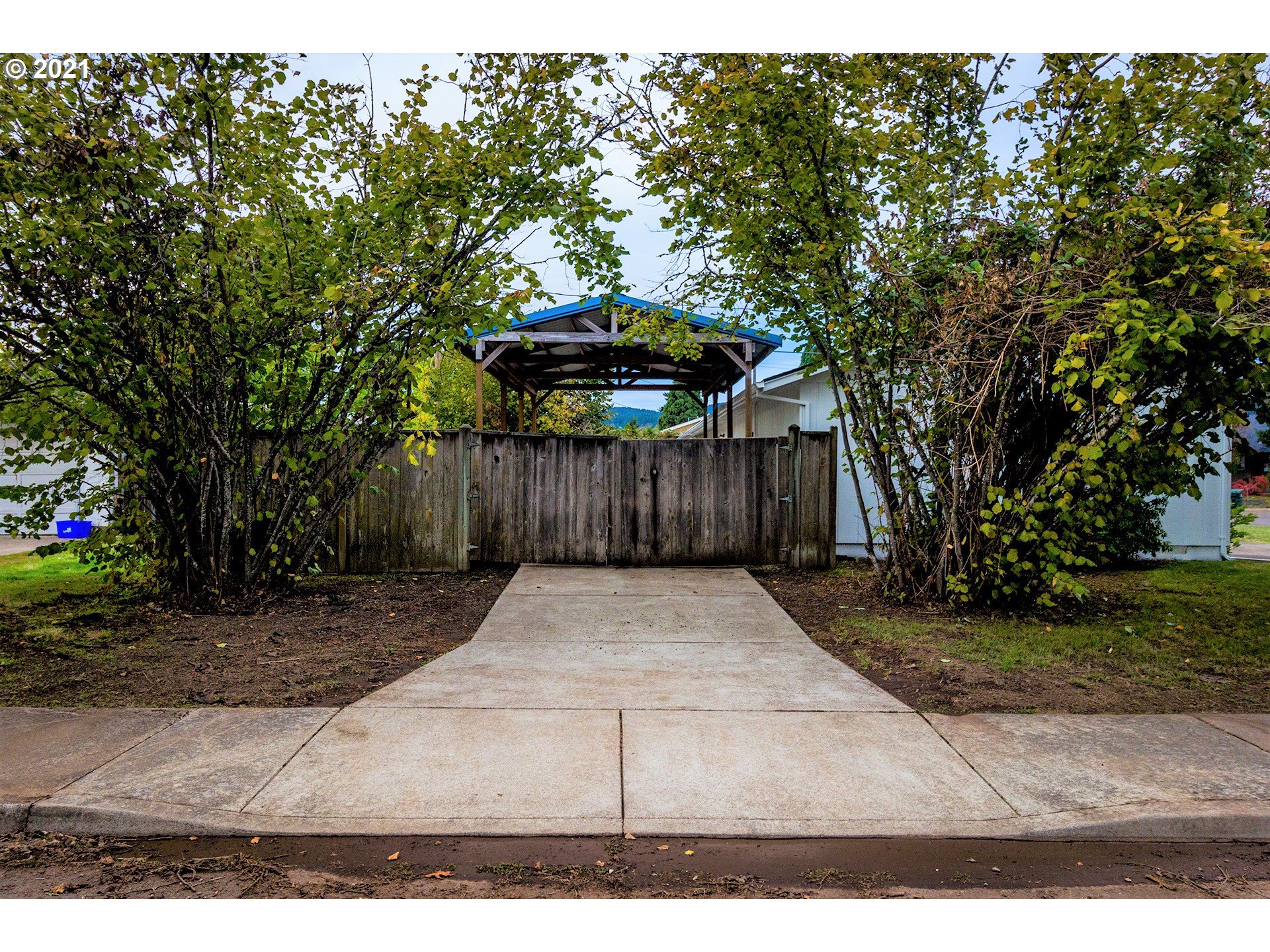 2302 Grovedale Drive Springfield, OR 97477 - Photo 10 of 29 a view of a backyard with green space