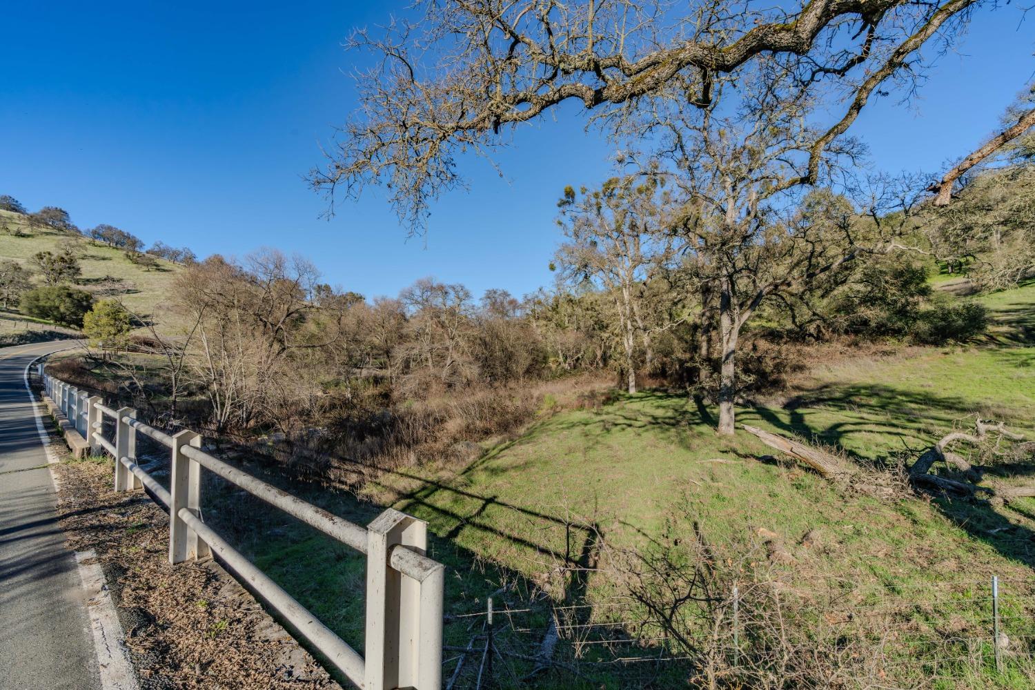 7220 Stony Creek Road Jackson, CA 95642 - Photo 40 of 60 a view of a yard with wooden fence