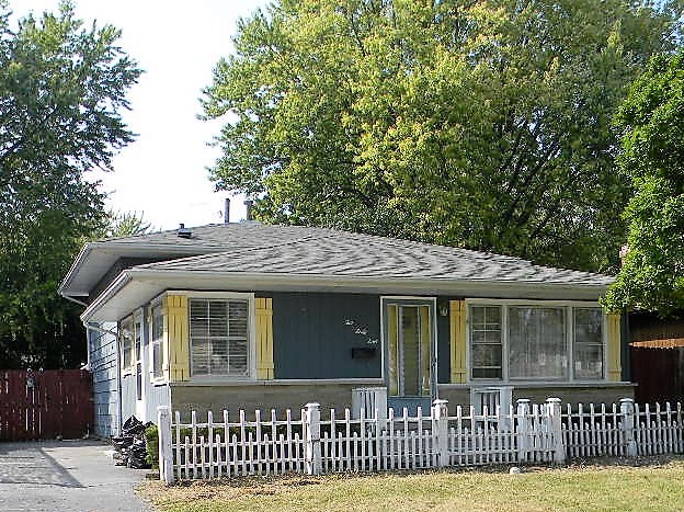 244 North Ridgemoor Avenue Mundelein, IL 60060 - Photo 1 of 10 a front view of a house with a garden