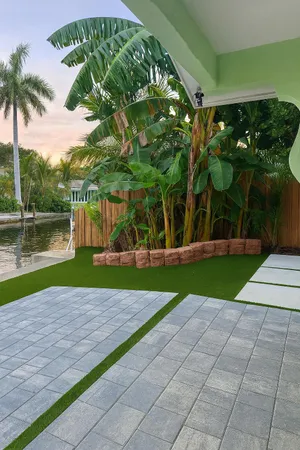 a view of a backyard