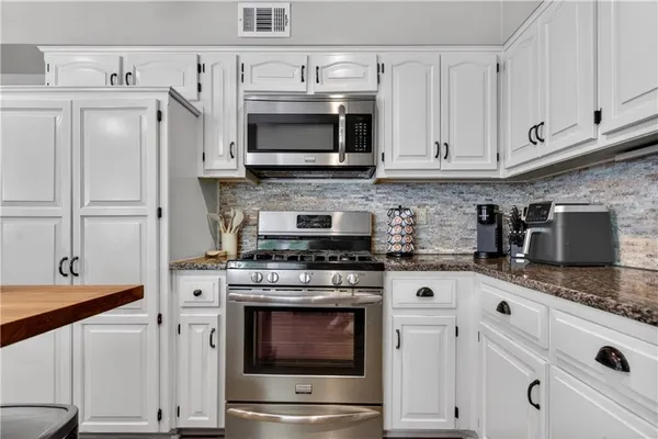 $545,000 | 9410 Hall Drive, Lenexa, KS 66219