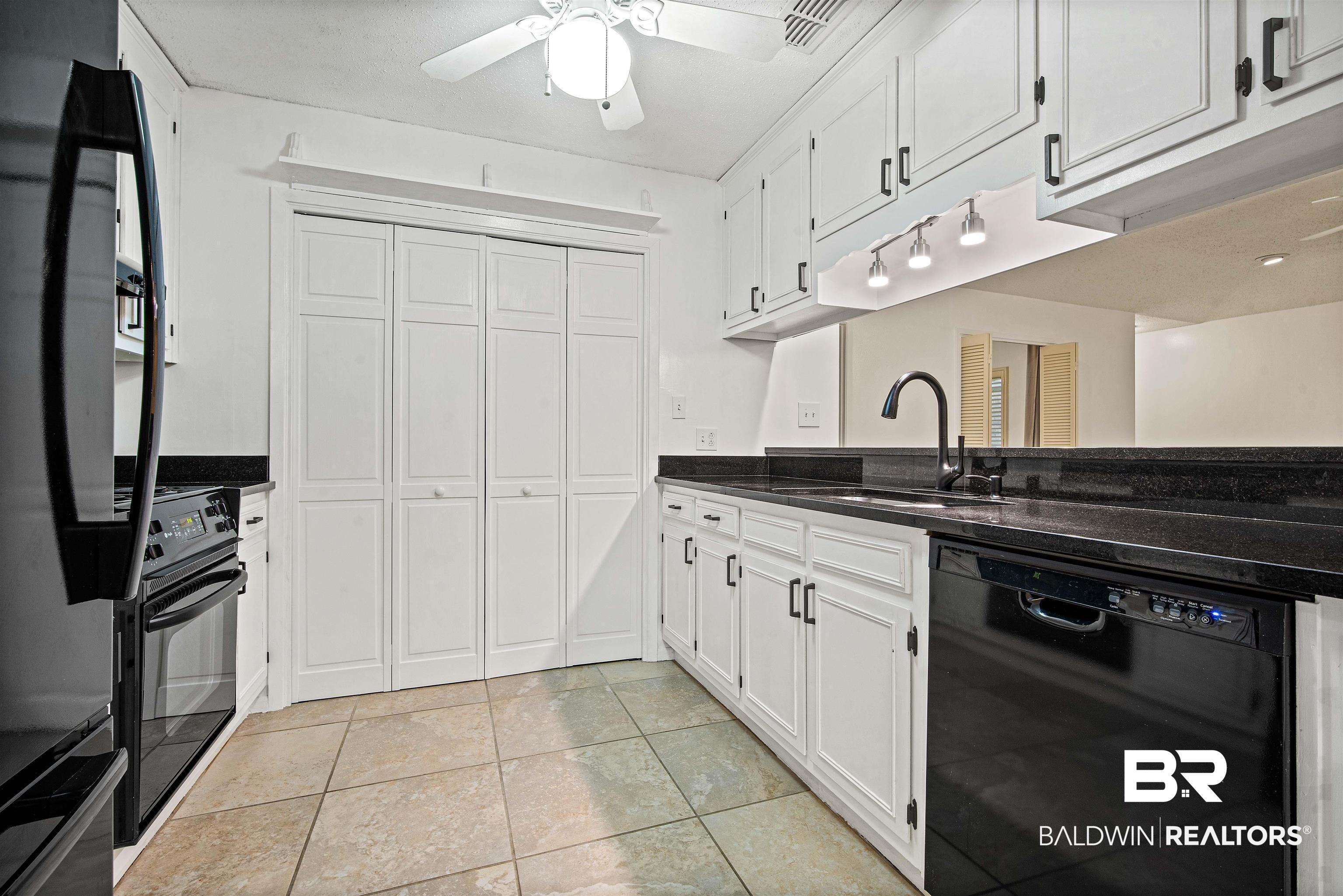 17 Cobblestone Way West Mobile, AL 36608 - Photo 8 of 30 Kitchen