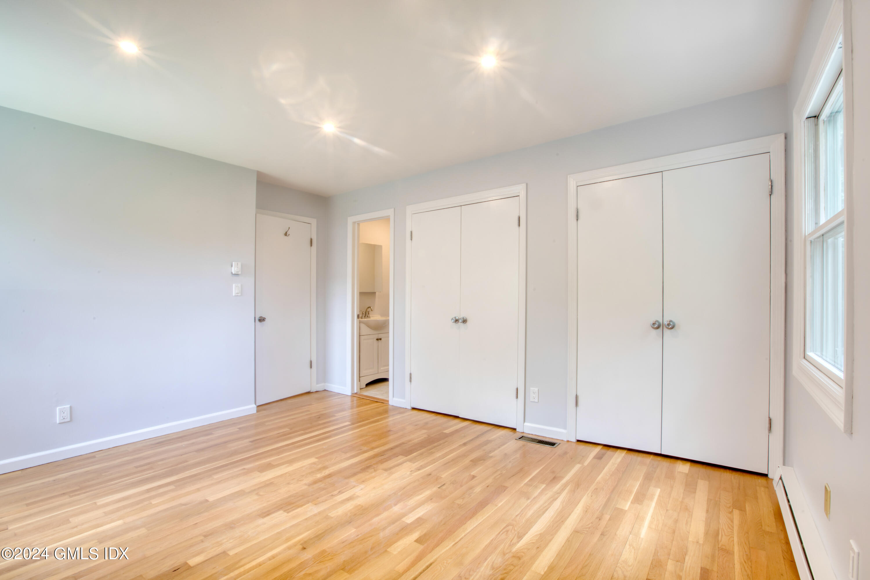 8 Ridge Place, Unit 1 Greenwich, CT 06831 - Photo 13 of 38 PRIMARY BEDROOM CLOSETS