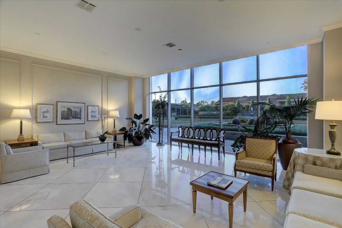 2200 Willowick Road, Unit 4D Houston, TX 77027 - Photo 33 of 36 a living room with furniture
