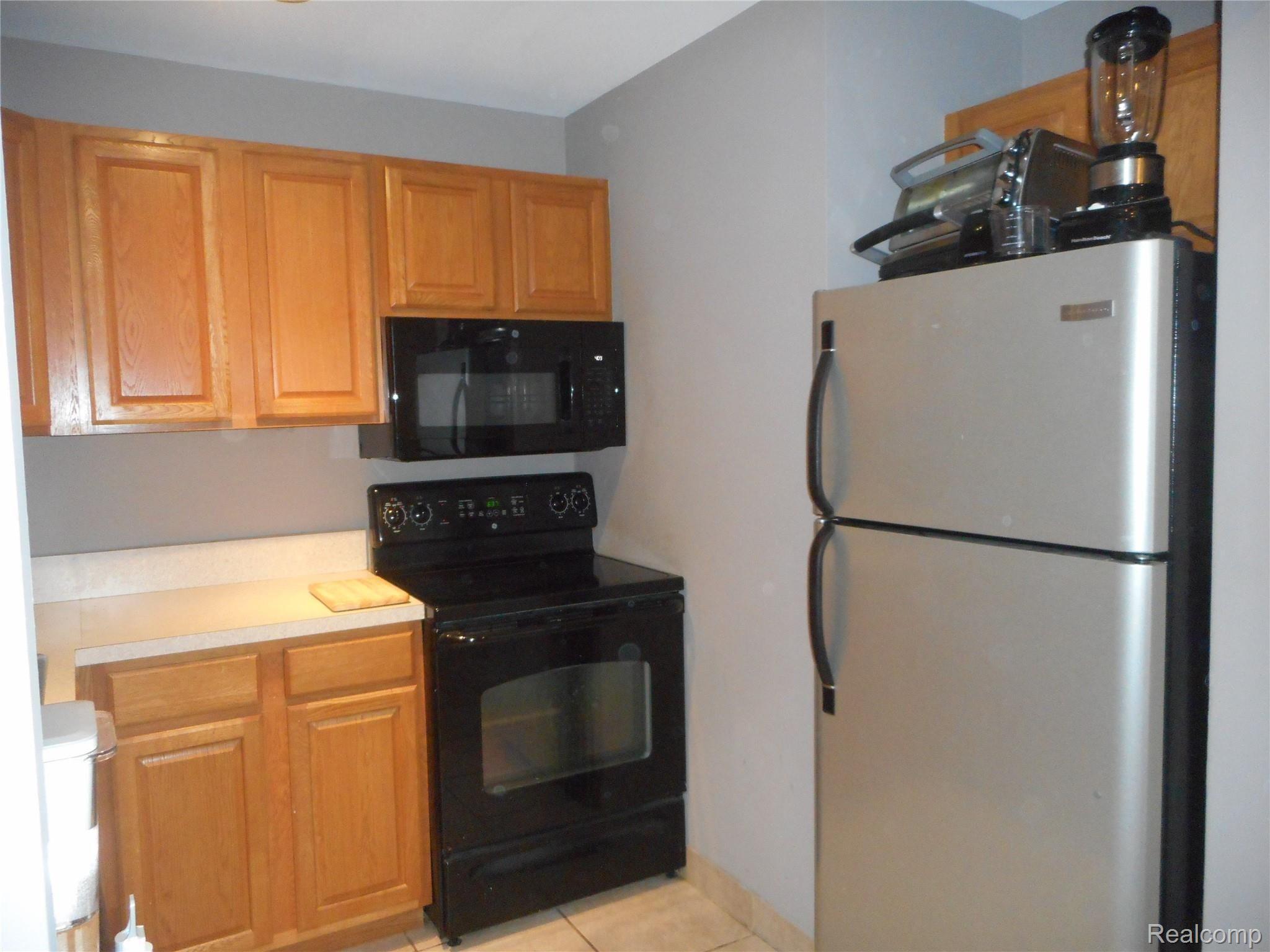4909 Crooks Road, Unit C10 Royal Oak, MI 48073 - Photo 10 of 22 4909 Crooks_10.JPG