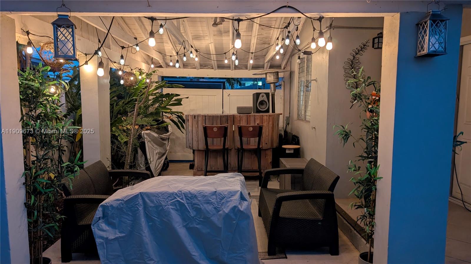 917-919 Northeast 10th Street Hallandale Beach, FL 33009 - Photo 9 of 10 a bed room with a bed and a potted plant