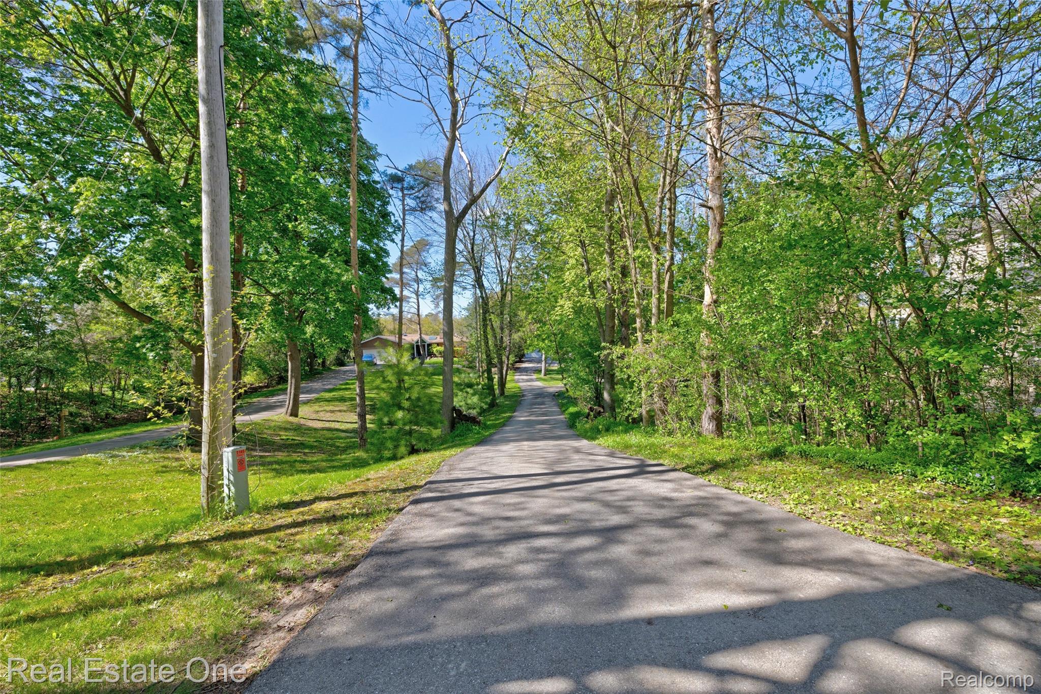 1140 Seneca Road Lake Orion, MI 48362 - Photo 44 of 65 54) Driveway.jpg