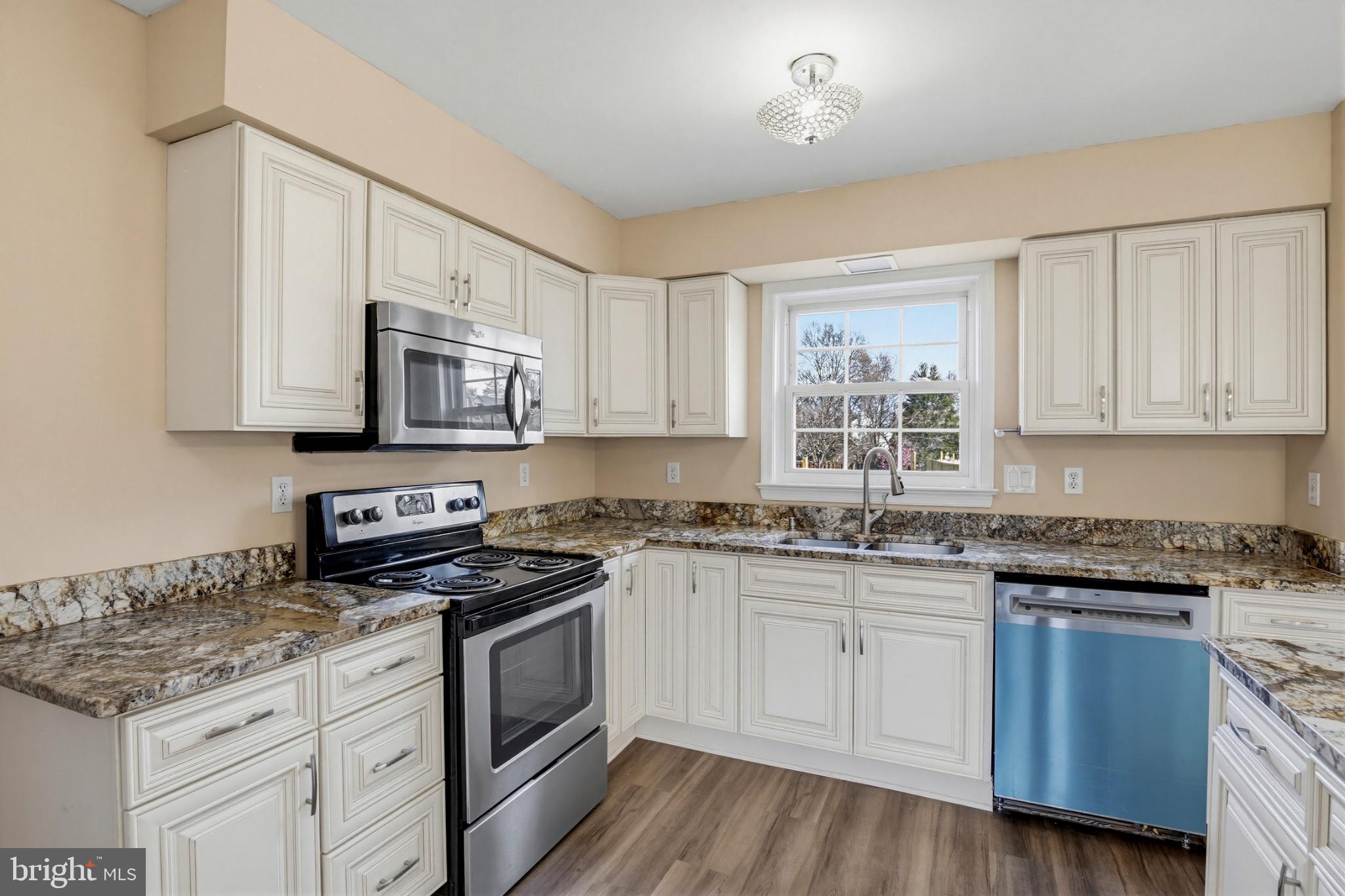 15123 Philip Lee Road Chantilly, VA 20151 - Photo 4 of 26 Modern kitchen with elegant finishes.