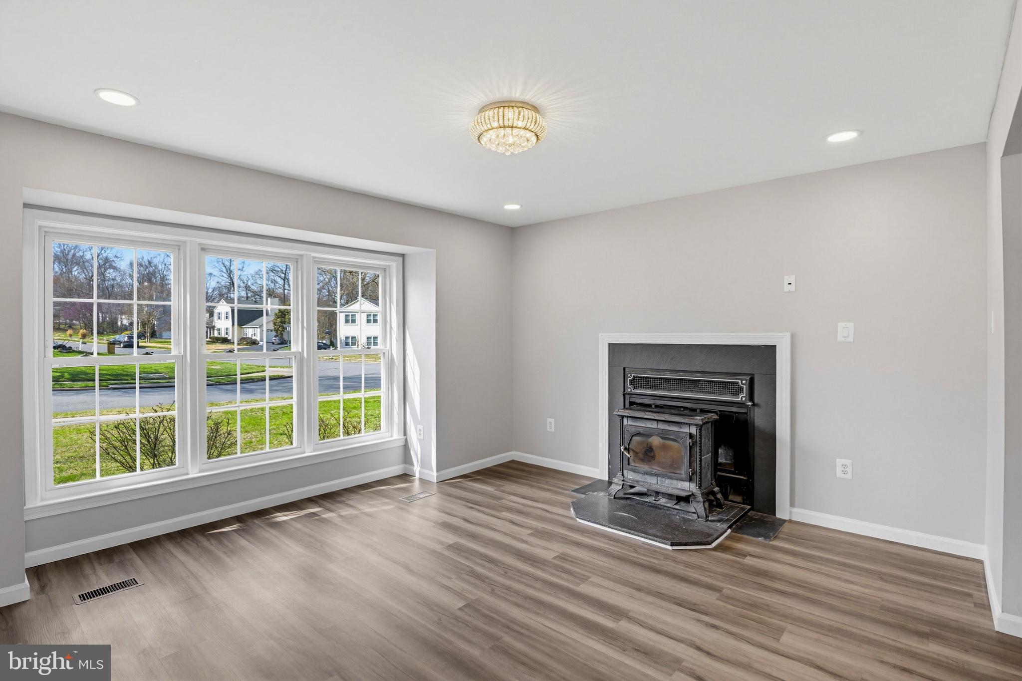 15123 Philip Lee Road Chantilly, VA 20151 - Photo 8 of 26 Bright and inviting living space.