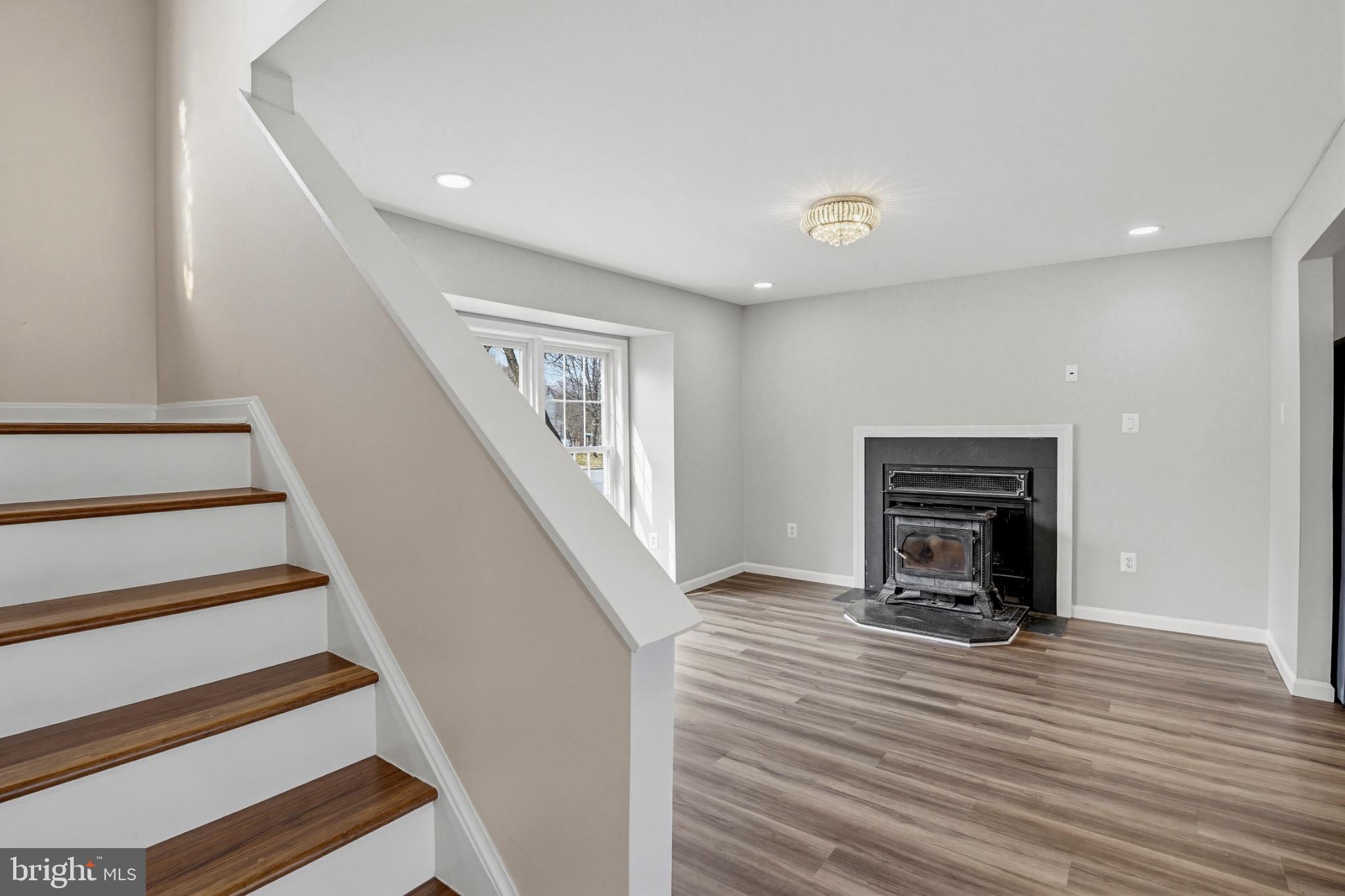 15123 Philip Lee Road Chantilly, VA 20151 - Photo 9 of 26 Bright and inviting living space.