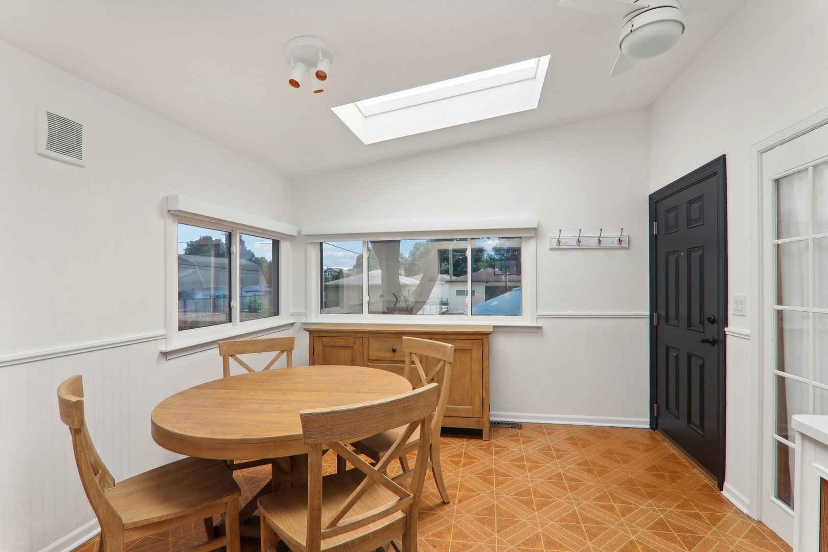 5853 North Central Avenue Chicago, IL 60646 - Photo 11 of 31 a dining room with furniture and window