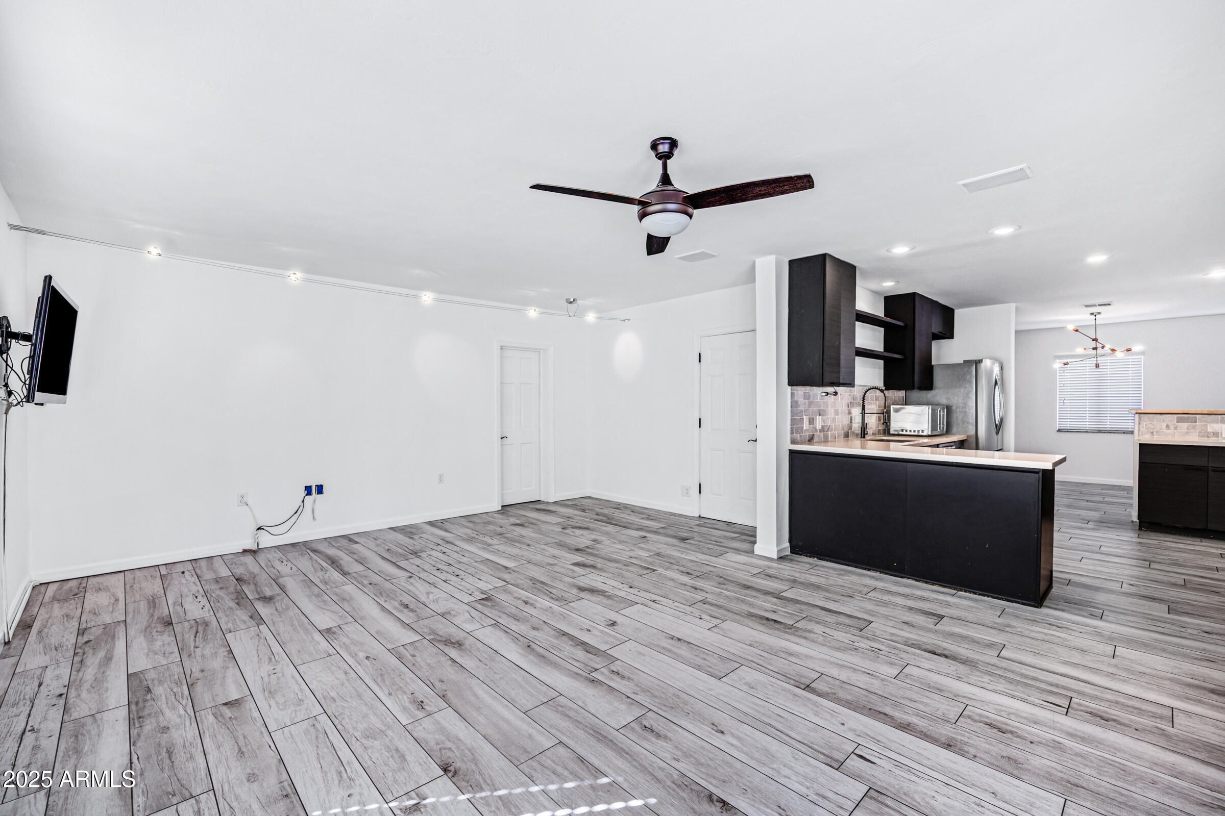 6829 East Almeria Road Scottsdale, AZ 85257 - Photo 15 of 35 a view of kitchen with refrigerator microwave and stove