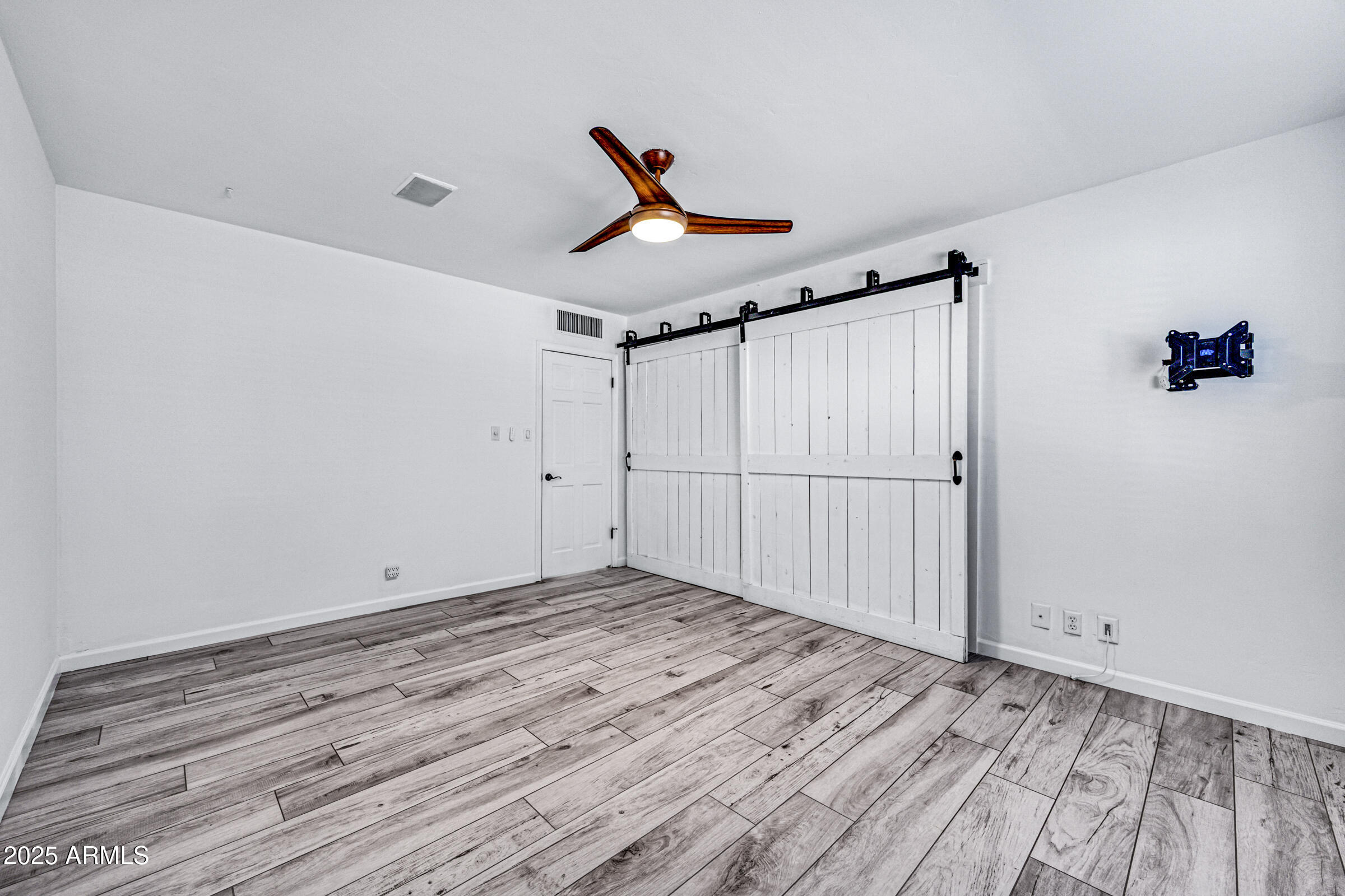 6829 East Almeria Road Scottsdale, AZ 85257 - Photo 18 of 35 a view of an empty room