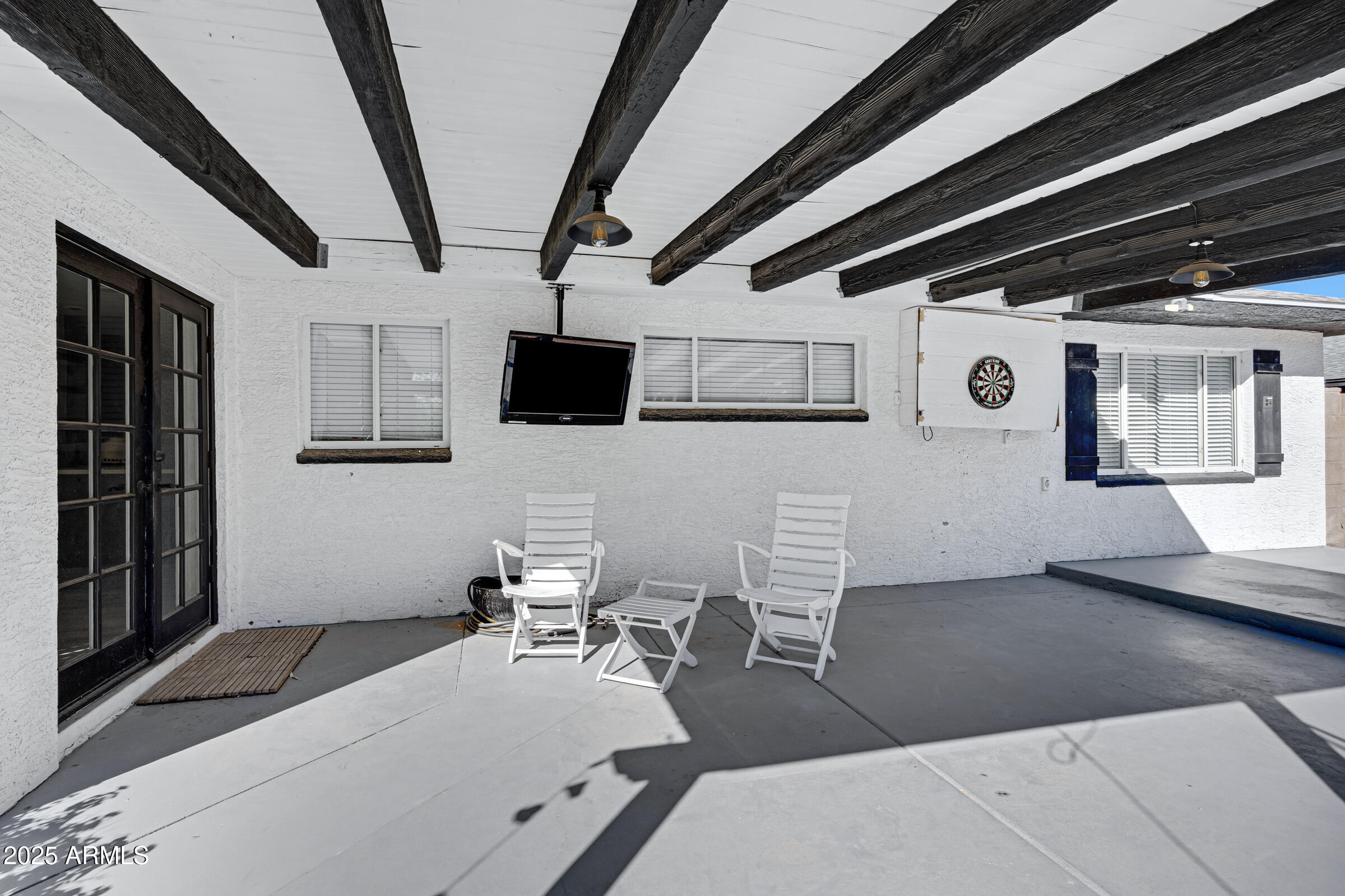 6829 East Almeria Road Scottsdale, AZ 85257 - Photo 33 of 35 a very nice looking room with a large window