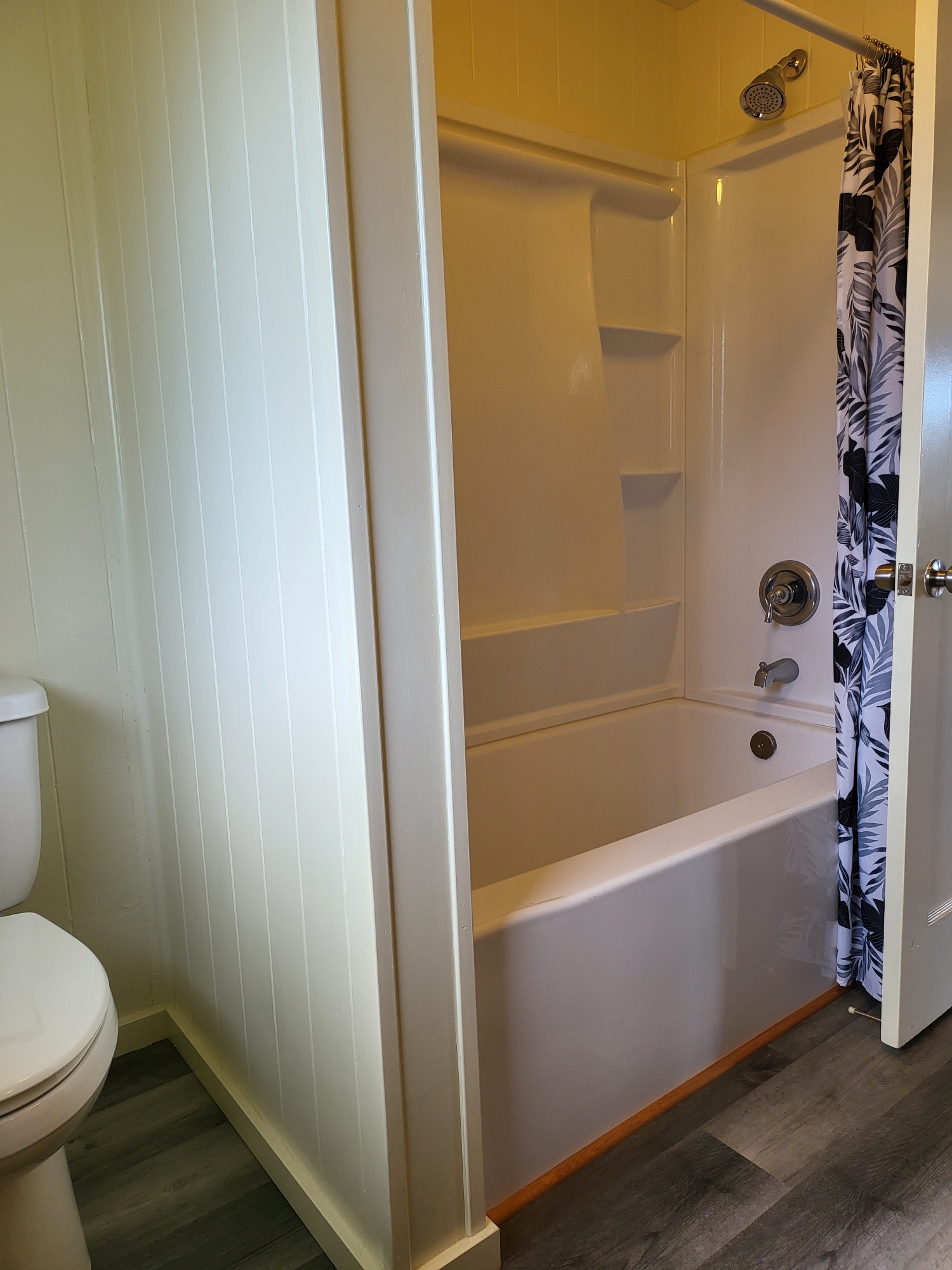 7976 Elepaio Road Kekaha, HI 96752 - Photo 13 of 30 a bathroom with a bathtub and a toilet