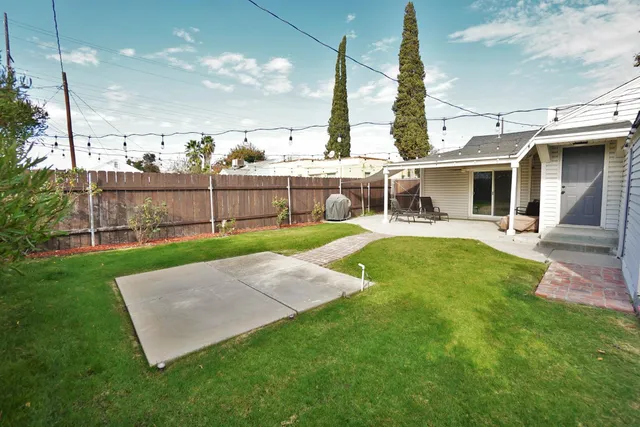 a view of a backyard with pathway