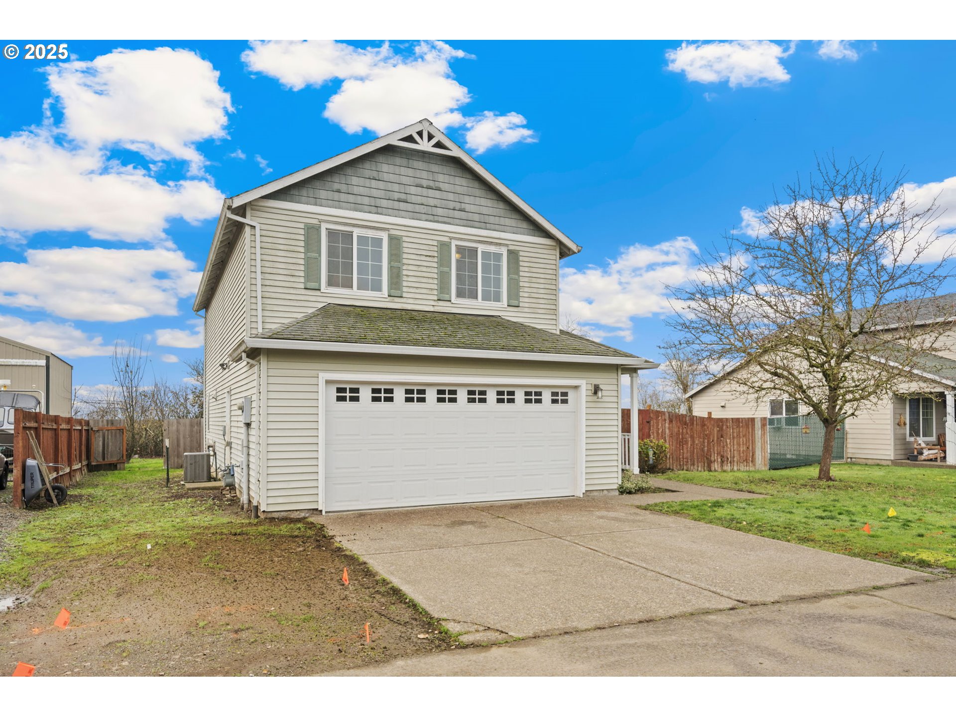 620 Studer Place Gervais, OR 97026 - Photo 4 of 33 a front view of a house with a yard