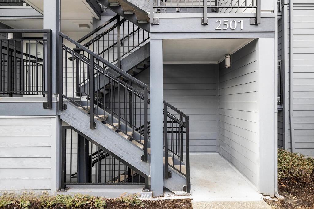 2501 Northeast 4th Street, Unit 411 Renton, WA 98056 - Photo 3 of 26 Gallery Image 3