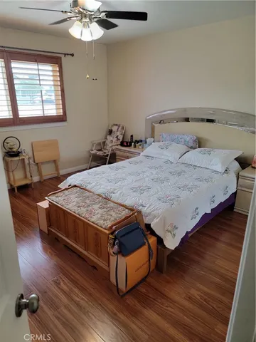 a view of a back yard