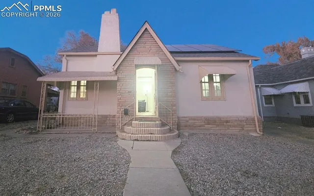 a view of a house with a yard