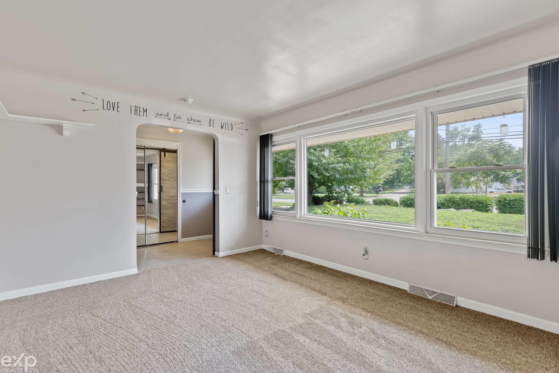 137 Rathbone Street Mount Clemens, MI 48043 - Photo 6 of 32 50183586-f37c50ce-48ae-413c-a7cd-2a0eac83f078.JPG