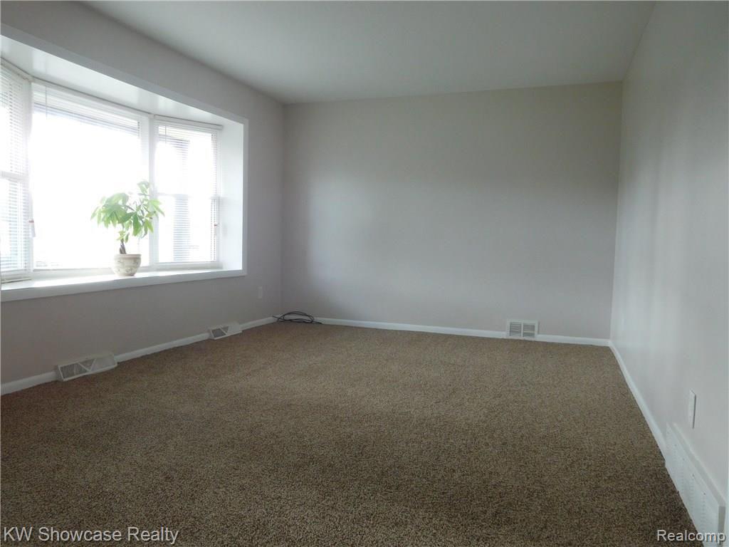 4249 East Hill Road Grand Blanc, MI 48439 - Photo 19 of 35 Living Room