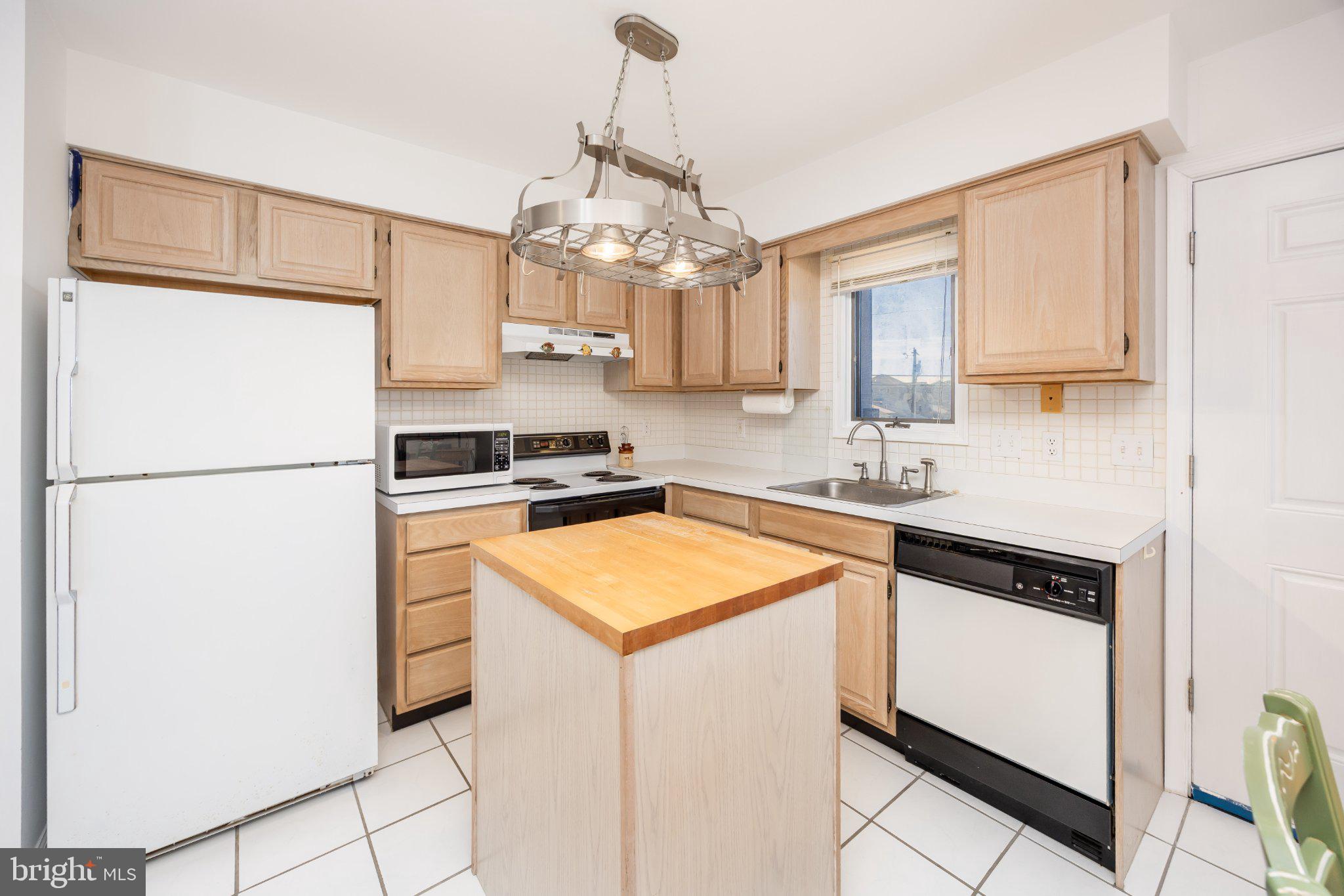 10431 Brighton Road Ocean City, MD 21842 - Photo 4 of 39 Bright and inviting kitchen space.
