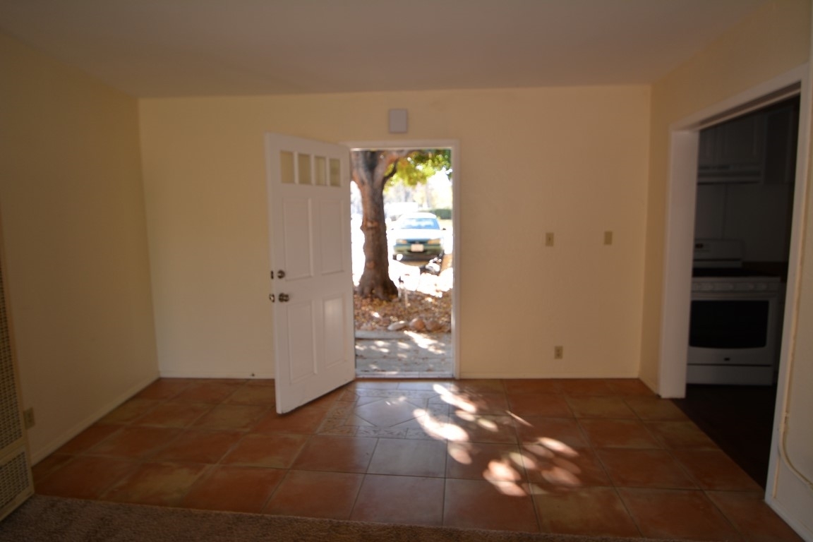 13634 Midland Road Poway, CA 92064 - Photo 6 of 13 Entrance from front door in 3 bedroom portion