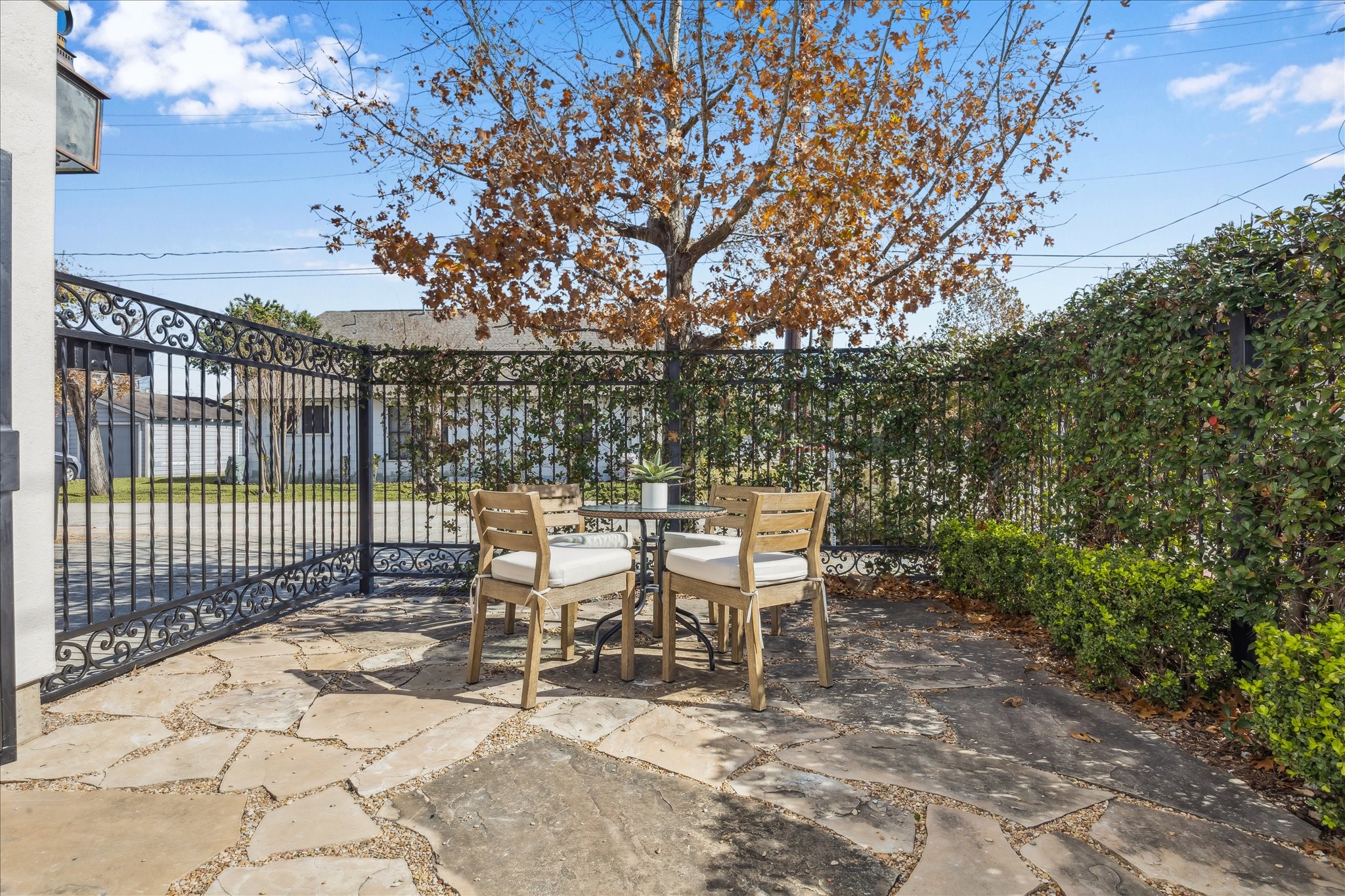 303 Bethje Street Houston, TX 77007 - Photo 23 of 25 a view of a chairs and table in backyard