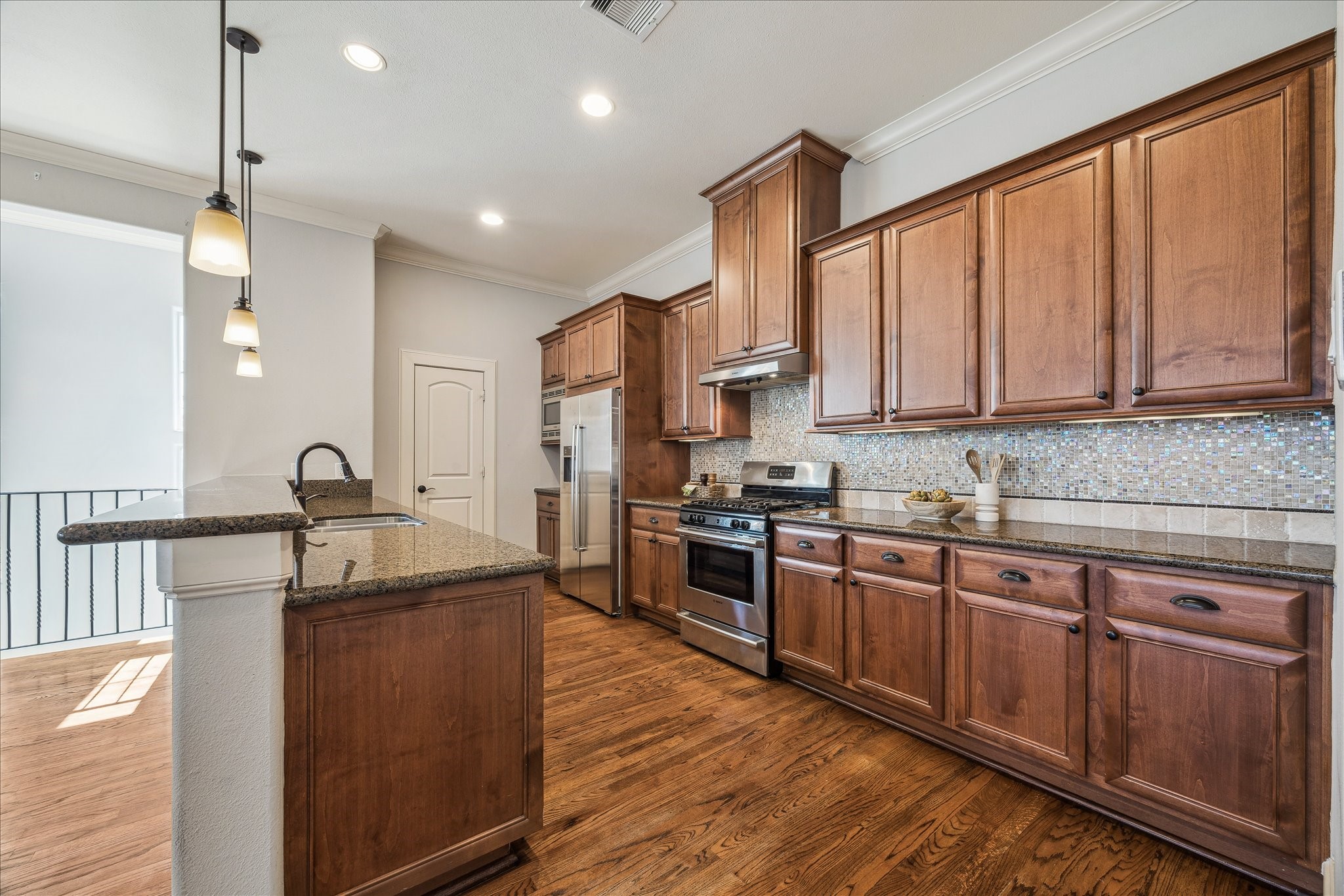 303 Bethje Street Houston, TX 77007 - Photo 7 of 25 a kitchen with stainless steel appliances granite countertop a sink dishwasher stove and refrigerator with wooden floor