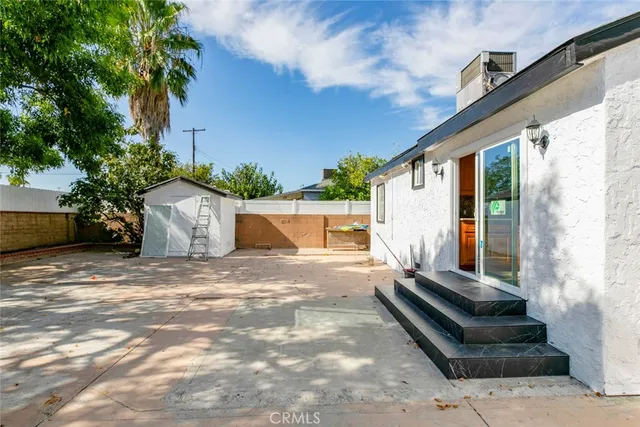 a view of a back yard of the house