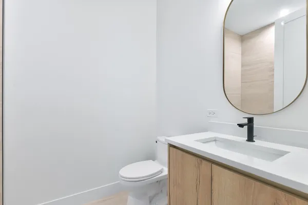 $835,000 | 5428 North Winthrop Avenue, Unit 102, Chicago, IL 60640