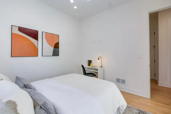 $835,000 | 5428 North Winthrop Avenue, Unit 102, Chicago, IL 60640
