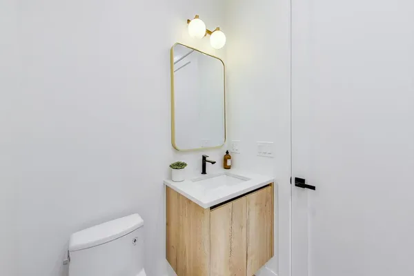 $835,000 | 5428 North Winthrop Avenue, Unit 102, Chicago, IL 60640